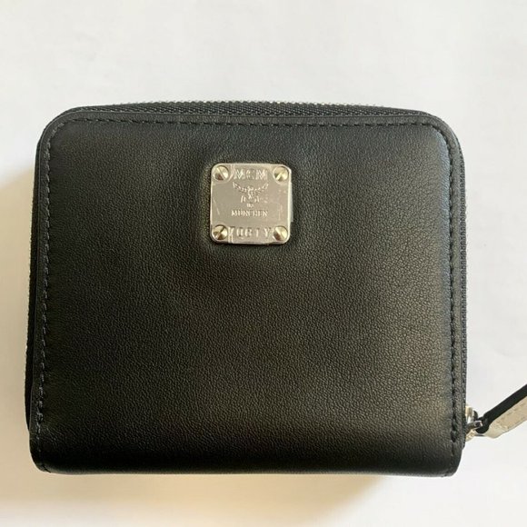 🔥MCM Women's White Black Contrast Logo Small Leather Zip Wallet NWT & Box - Picture 4 of 16